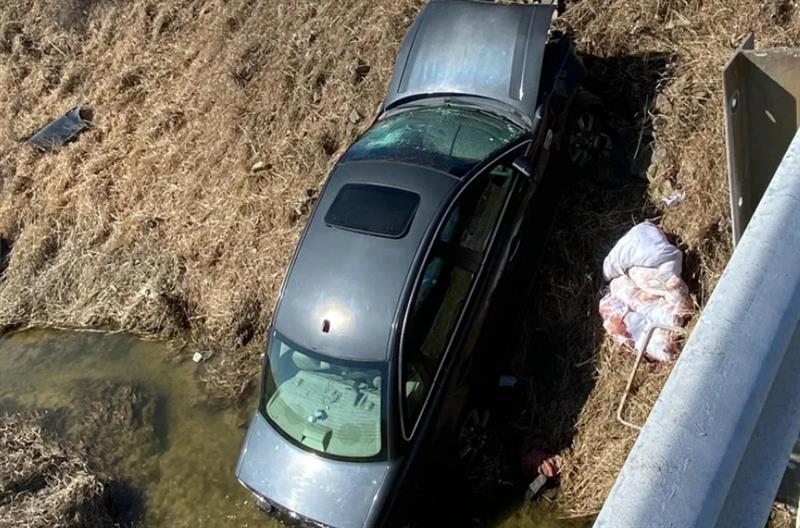 Жена слетала од пат и 6 дена останала заробена во автомобилот- никој не ја слушнал (ВИДЕО)
