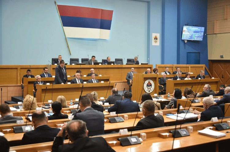 Собранието на Република Српска синоќа ги усвои Предлогот за нов Устав на РС