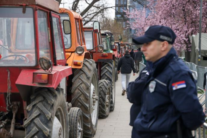 Расте напнатоста пред утрешниот студентски протест – трактори во Белград, вреќи со камења, ....