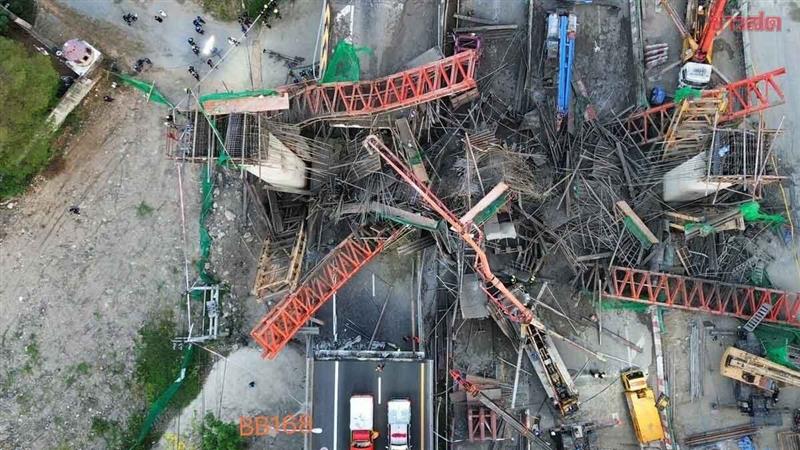 Пет лица загинаа откако се урна надвозник во изградба во Бангкок