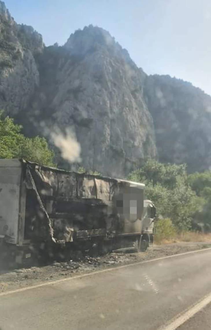 Покрај опожарено товарно возило со приколка на автопатот Велес-Скопје пронајден починат маж