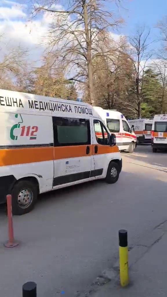 Видео: Дополнителни 6 возила со пациенти заминуваат за Бугарија