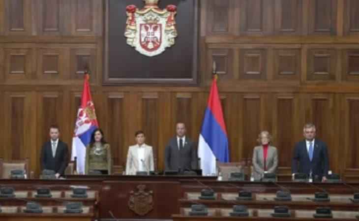 Седницата на српскиот парламент започна со едноминутно молчење за загинатите во Кочани