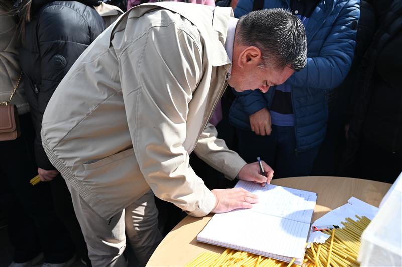 Собир во Кавадарци во чест на жртвите:  Јанчев се потпиша во книгата на жалост