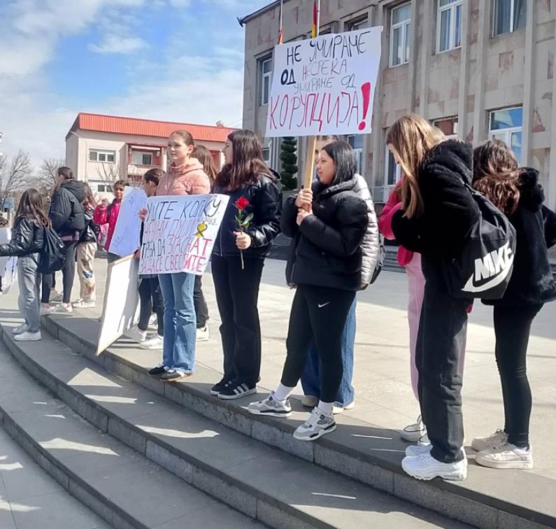 Кавадарци оддава почит на загинатите во дискотеката во Кочани 