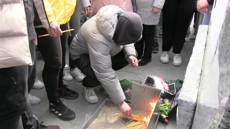 Студентите од техничките факултети со 7-минутен молк оддадоа почит на жртвите од Кочани