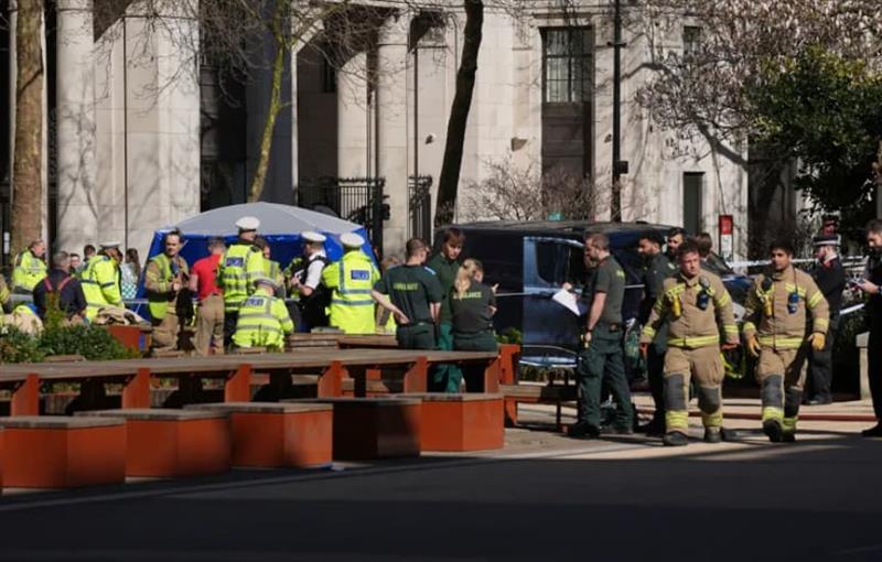 Драма во Лондон: Комбе влета во пешаци, загина девојка (ВИДЕО)