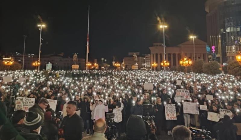 Шеснаесет минути молк и ѕвездено небо во Скопје во спомен на жртвите од трагедијата во Кочани