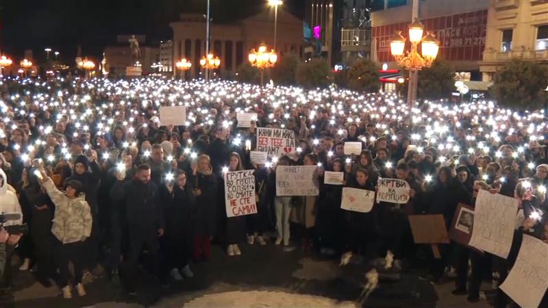 Ѕвездено небо и гласна тишина на скопскиот плоштад „Македонија“ 