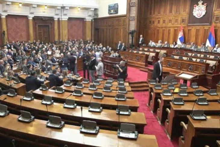 Српскиот Парламент ја констатираше оставката на премиерот Милош Вучевиќ