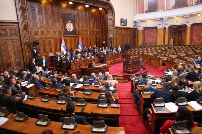 Парламентарната опозиција официјално побара формирање преодна влада во Србија