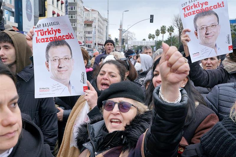 Судир меѓу полицијата и демонстранти на протестот за уапсениот градоначалник во Истанбул(ВИДЕО)