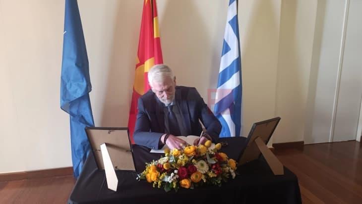 Заменикот МНР на Грција се потпиша во книгата на жалост во амбасадата во Атина