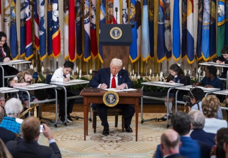 Трамп потпиша извршна наредба за затворање на Министерството за образование