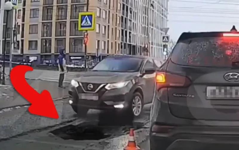 Автомобил пропадна во огромна дупка среде улица, снимката е хит (ВИДЕО)