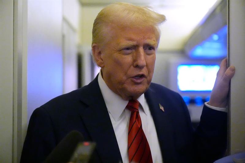 Трамп им ги одзеде безбедносните дозволи на Камала Харис и на Хилари Клинтон