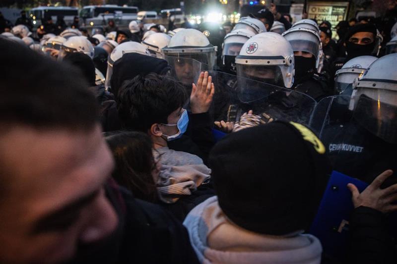 Приведени се 343 лица во насилните протести во Турција (ВИДЕО)