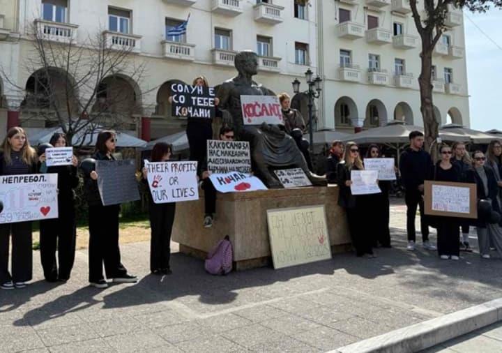Шеесетминутен молк во Солун за жртвите од трагедијата во Кочани (ВИДЕО)