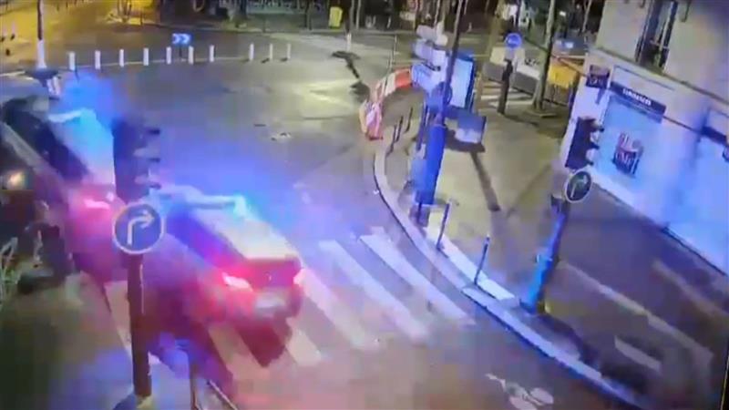 Десетмина полицајци се повредени во Париз во филмска потера по автомобил (ВИДЕО)