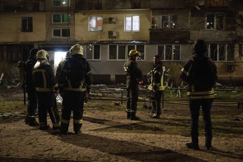 Две лица загинаа во Киев и едно во руската област Ростов во воздушни напади