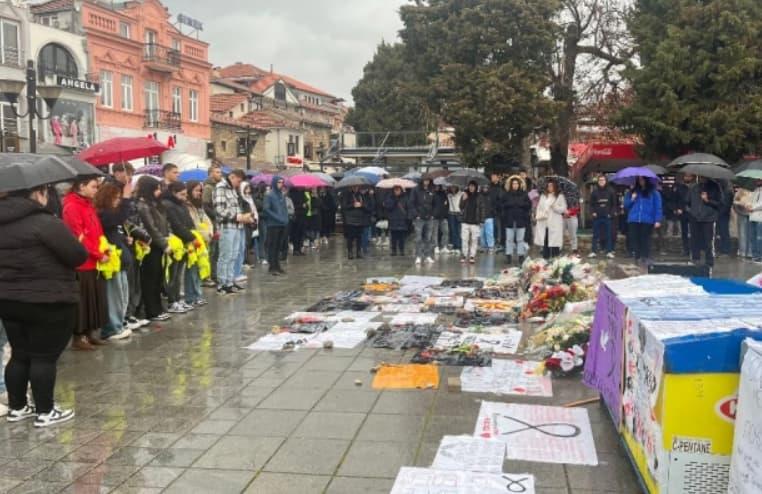 Граѓаните на Охрид со едночасовен молк оддадоа почит на настраданите во несреќата во Кочани