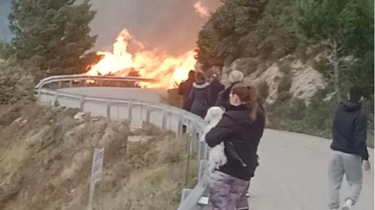 Огромен пожар беснее во познато грчко летувалиште (ВИДЕО)