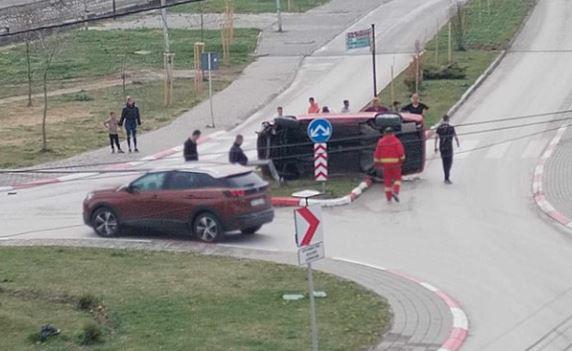 Фото: Возило се преврте на кружен тек во Кавадарци