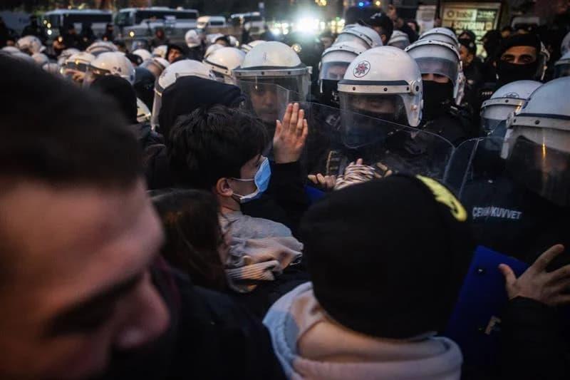 Петта ноќ протести во Турција – над 1.300 приведени од почетокот на демонстрациите