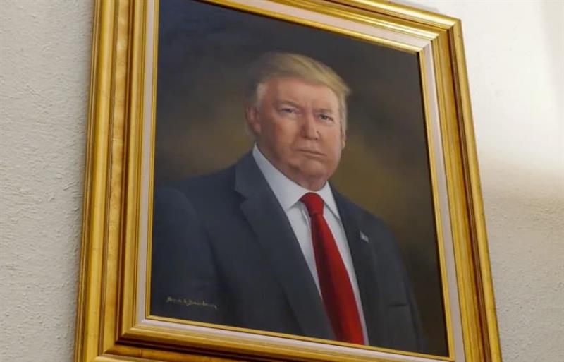 Трамп збеснал поради својот портрет: Видете го Обама, па погледнете ме мене 