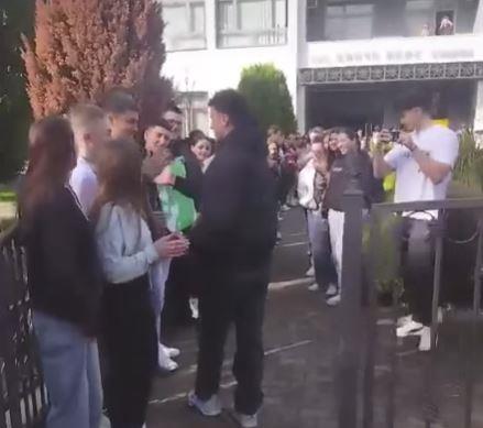 Видео: Со аплауз пречекан херојот Јован Костадинов, кој спаси 21 дете во пожарот во Кочани