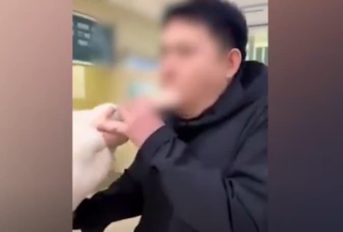 Момче и девојка сакале да снимат нешто смешно, па горко се покајале-завршиле во болница (ВИДЕО)