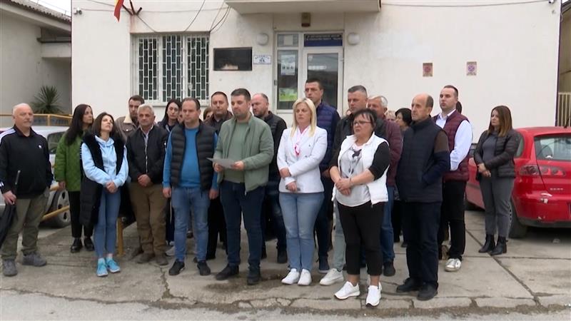 Мирни собири пред Центрите за социјална работа поради испуканите куршуми кон нивната колешка