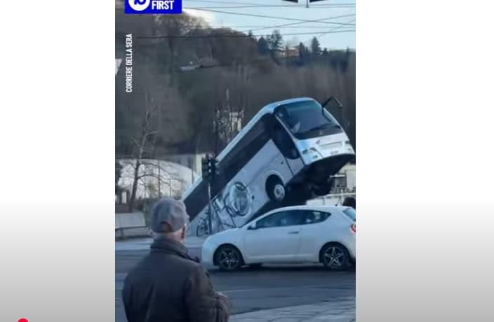 Ужас во Италија: Туристички автобус пропадна во реката По (ВИДЕО)