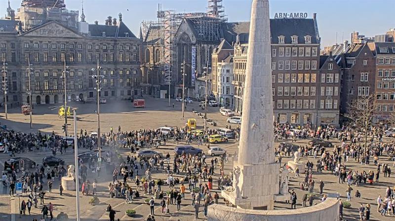 Напад со нож во центарот на Амстердам, има повредени 