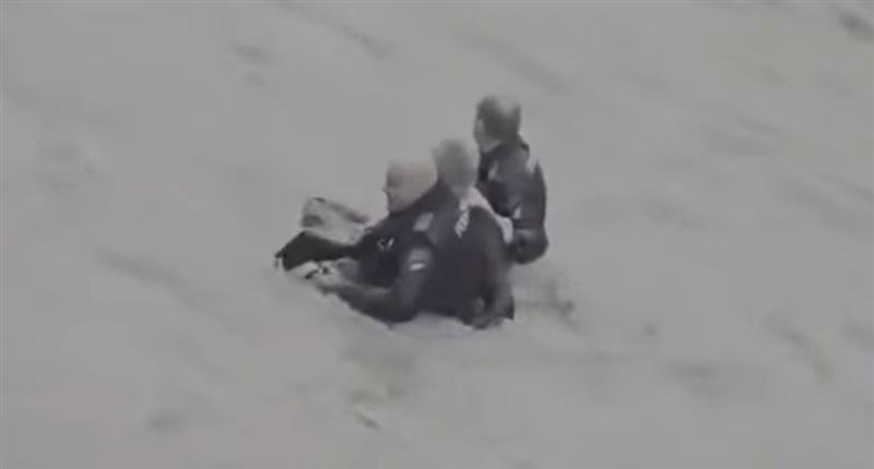 Драма во Тузла: Полицајци скокнаа во река во потера по криминалец- двајца исчезнаа (ВИДЕО)