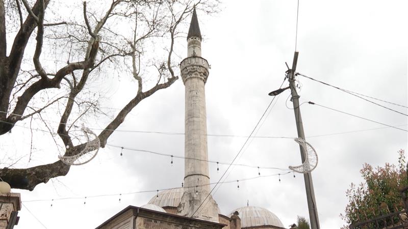 Верниците од исламска вероисповед го слават Рамазан Бајрам, утринска молитва во  Иса Бег џамија