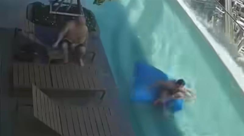 Видео: Одмор во базенот на врв од зграда, во моментот кога удри земјотрес со сила на 334 бомби