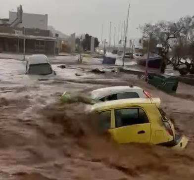 Фото: Затворени училиштата на неколку грчки острови поради невремето