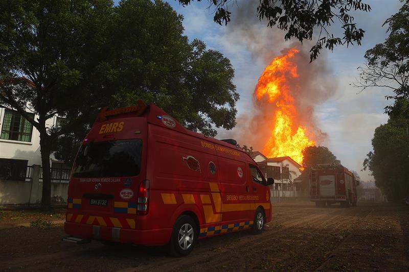Фото: Во Малезија пукна гасовод, голем пожар зафати неколку згради