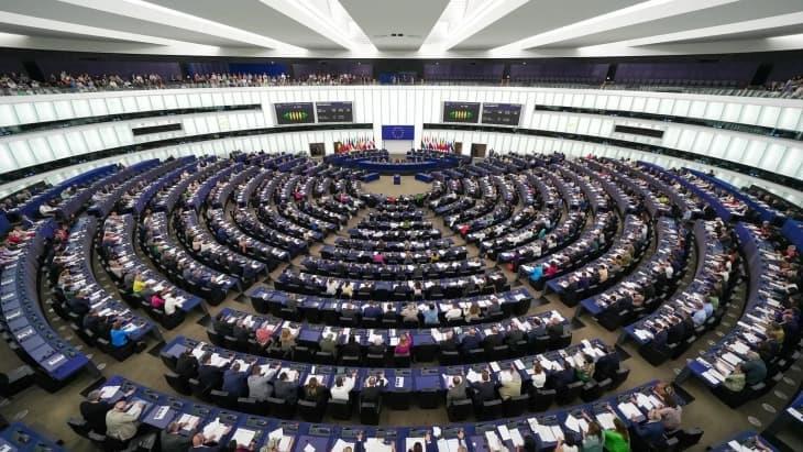 Европратениците повикаа на активности за зајакнување на економијата и одбраната на ЕУ