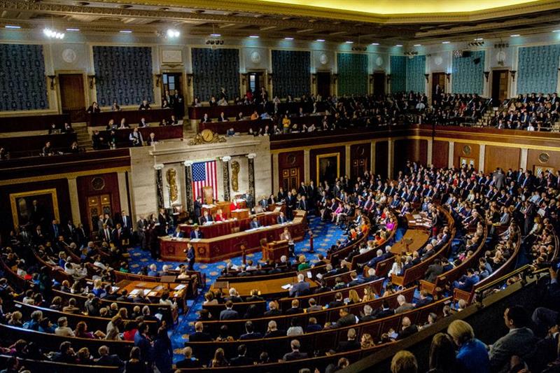 Бунт меѓу републиканците на Трамп- деветмина им се придружија на демократите 