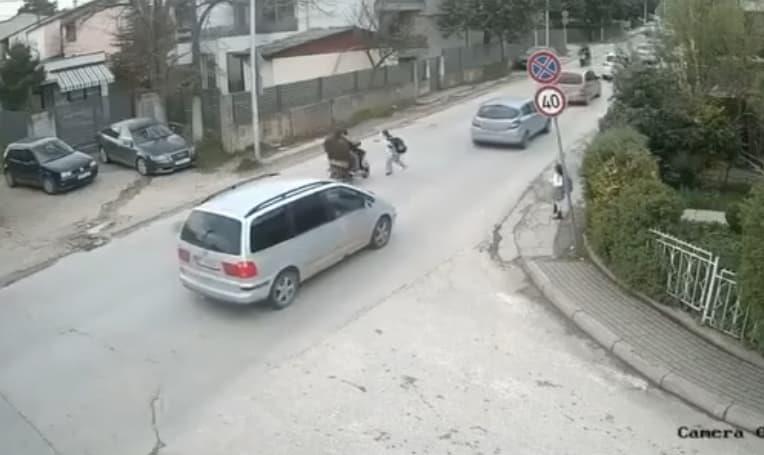 Ужас во Бутел: Удрија девојче со мотор на пешачки и избегаа (Вознемирувачко видео) 