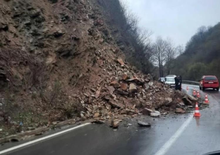 Голем одрон на патот Струмица-Валандово, сообраќајот се одвива отежнато и забавено