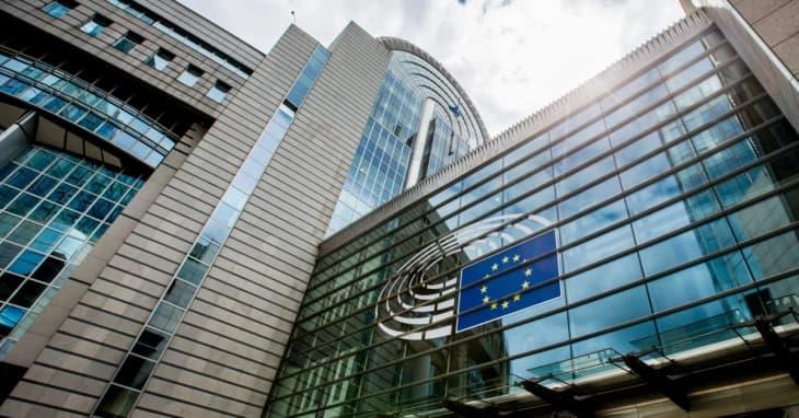 Осуммина обвинети во рамките на истрагата за поткуп во Европскиот парламент