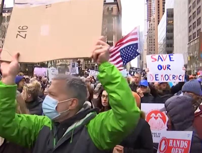 Илјадници луѓе на протести во САД и Европа против политиките на Трамп