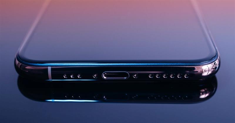 Голема промена за „iPhone“: Доаѓа стаклен „Pro“ модел?