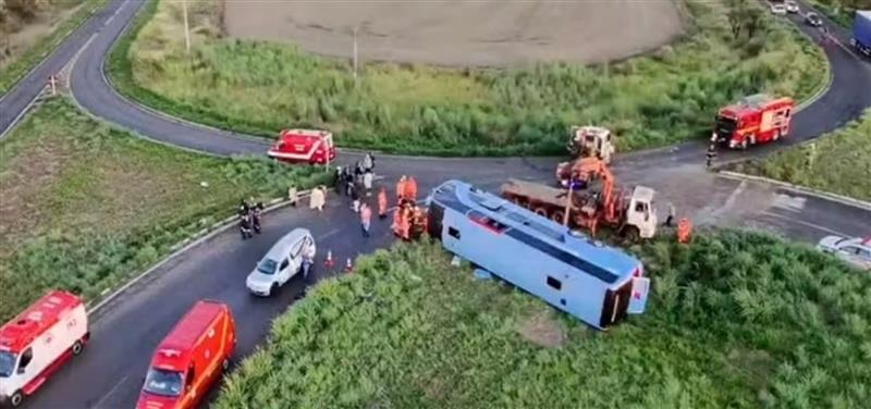 Најмалку десетмина загинати, меѓу кои и две деца во автобуска несреќа во Бразил (ВИДЕО)