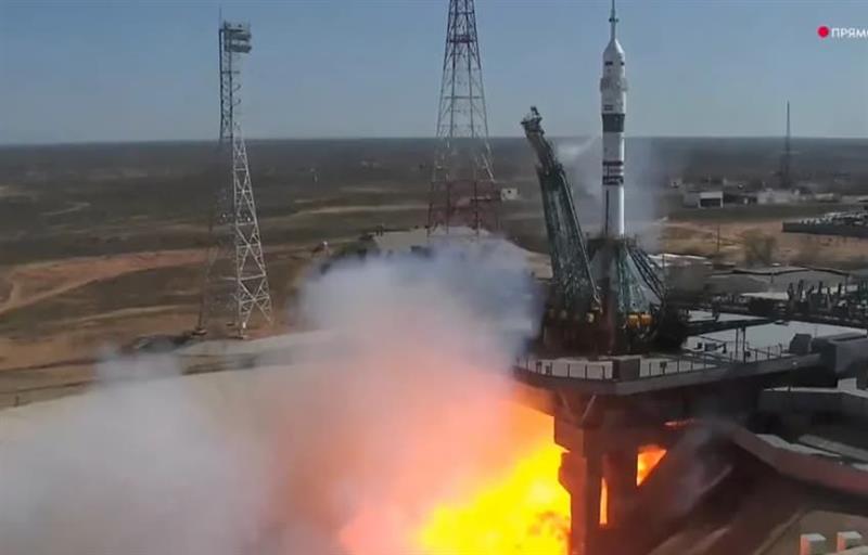 Од Бајконур полета ракета со двајца Руси и Американец, ќе останат 8 месеци во вселената