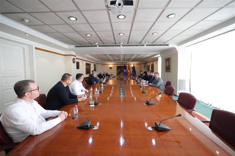 Влада: Ќе го прифатиме секој договор помеѓу синдикатите и работодавачите