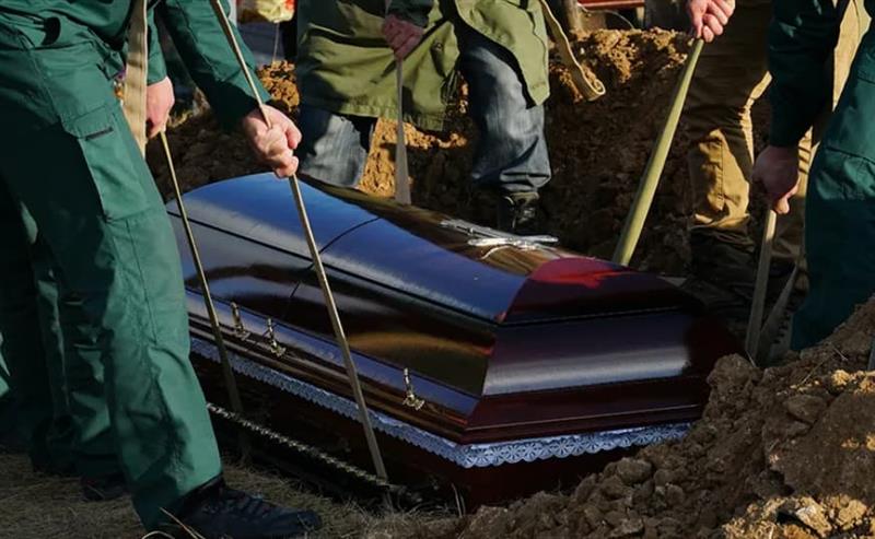 Ожалостените пропаднале во гробот на покојникот, најлошо поминал синот  (Вознемирувачко видео) 